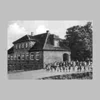 006-0025 Die dreiklassige Volksschule in Biothen.jpg